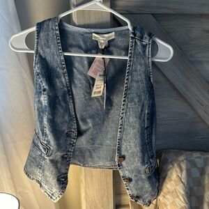 ✨🤍 NWT MEDIUM HAPPILY GREY JEAN VEST